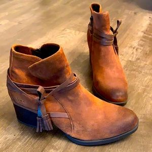 EUC B.O.C. Tassel Leather Ankle Boots
